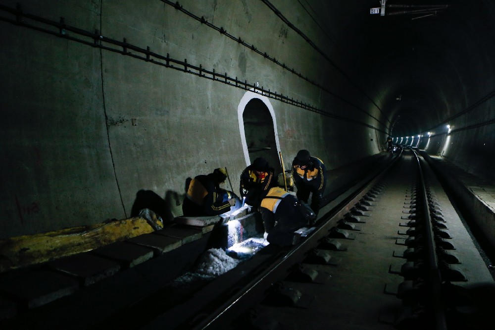 依兰铁路运营隧道病害现状